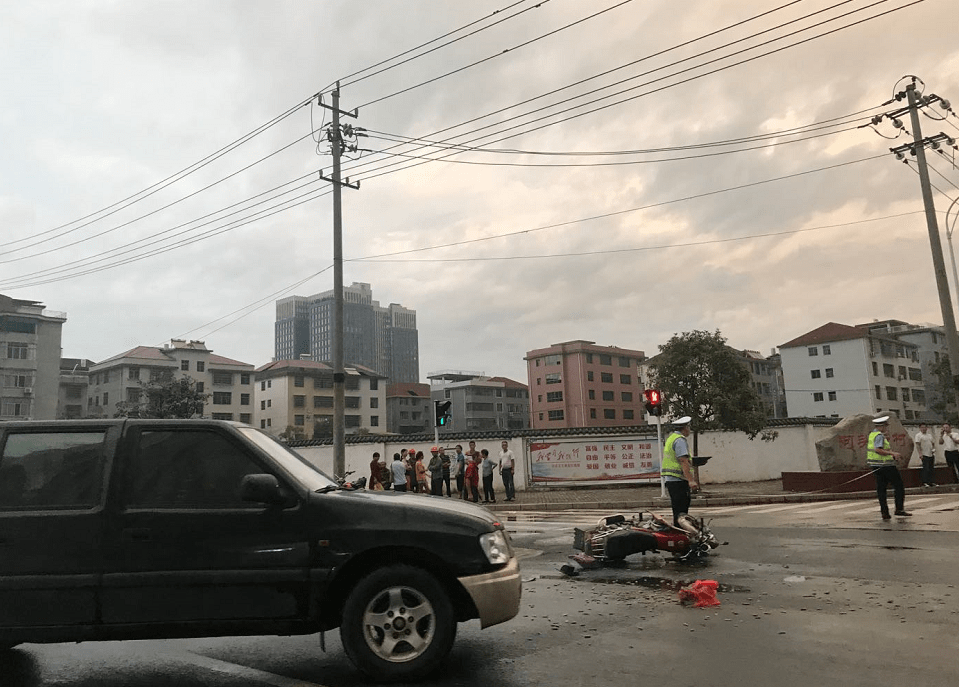 吉安一十字路口发生车祸,一人被撞倒地.