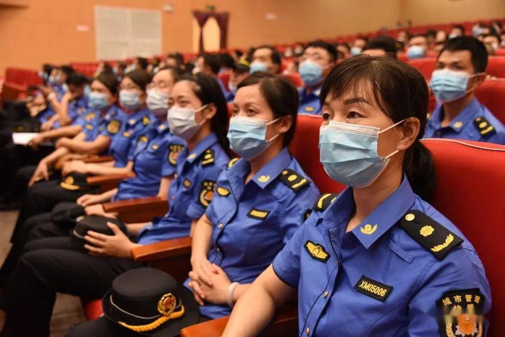 帅气300名城管执法人员上演换装show