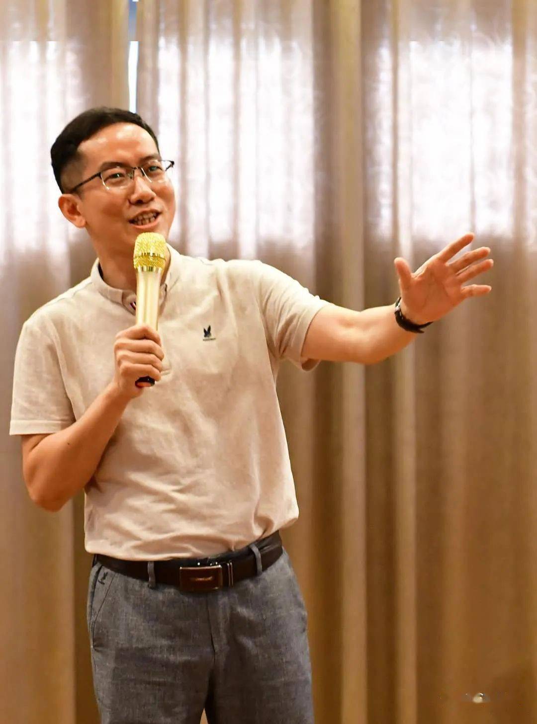 市朗诵协会会长廖欣点评江门市朗诵协会会长廖欣认为朗诵作为一门
