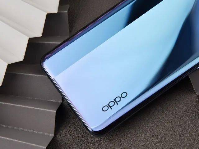 oppo reno4se拿到手中给人最直观的感觉就是这款手机很"特别".