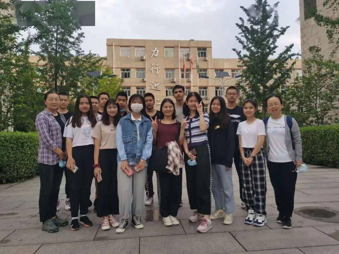 新疆内高班学生迪丽娜尔我从母校昌平二中直接到大学报到