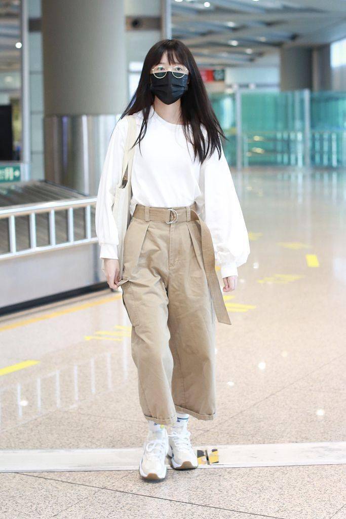 一周明星街拍精选徐璐黑裙性感秀身材吴宣仪火焰衬衫红红火火