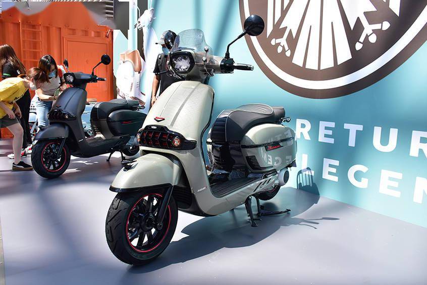 复古踏板新选择 龙嘉victroia sixties300i重庆摩展正式上市