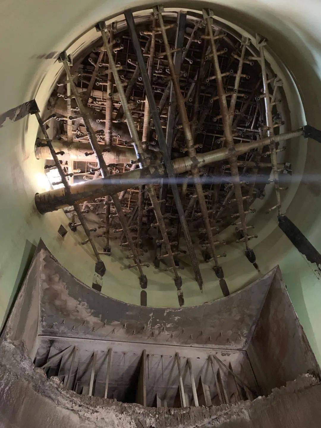 除灰脱硫专业的电除尘器及吸收塔等重要设备需通过内部开启人孔门进行