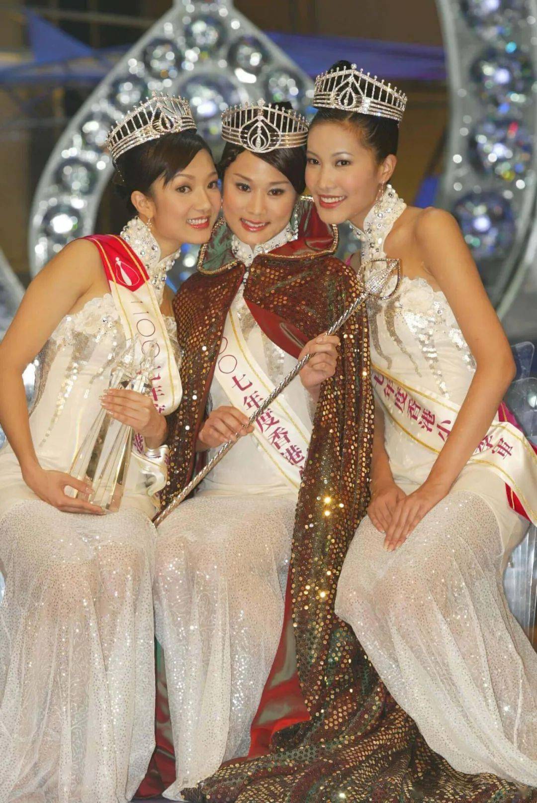 各不相同,有人选完港姐,入行不久就被公司安排做女主角,力捧做花旦