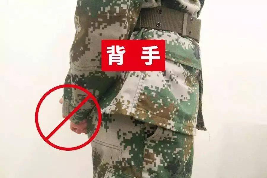 不得袖手,背手和将手插入衣袋,不得边走边吸烟,吃东西,扇扇子,不得搭