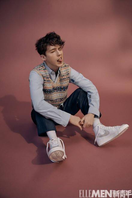 戳爷特洛耶希文中国首封真空西装性感撩人