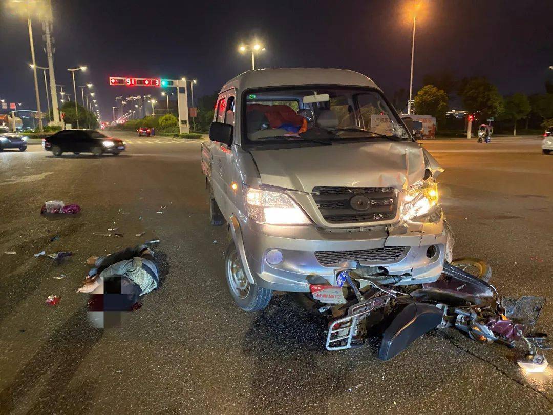 突發!龍港世紀大道西一街路口發生嚴重車禍