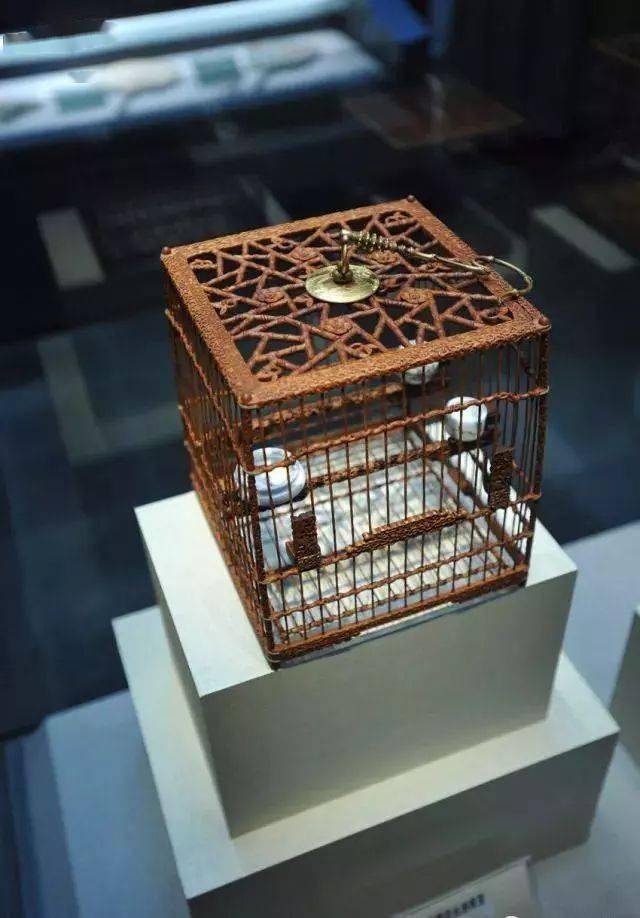 苏式鸟笼而2014年,颜虎金给苏州工艺美术博物馆陈列展出的鸟笼中,其中