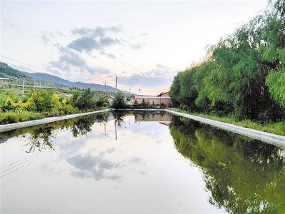 解决了吃水难题后,窑儿沟村还修建了鱼塘.