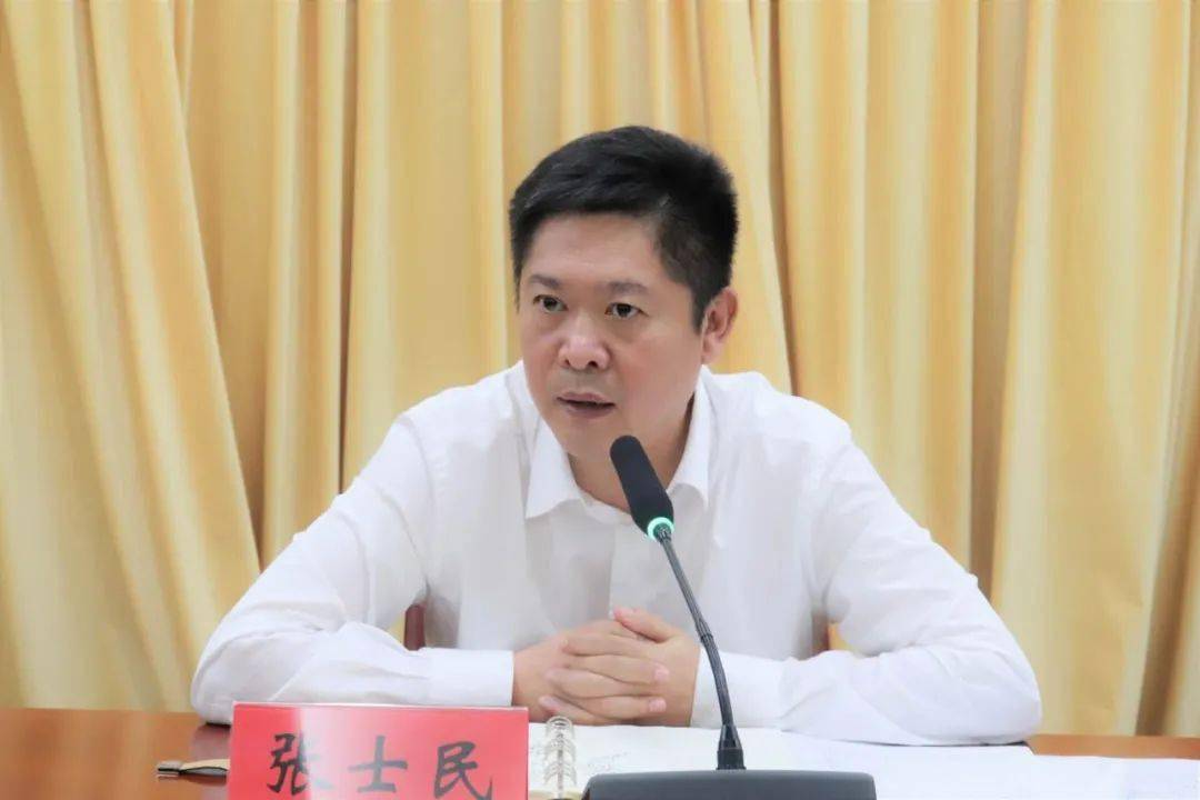 县委副书记,政府县长李行军主持会议.