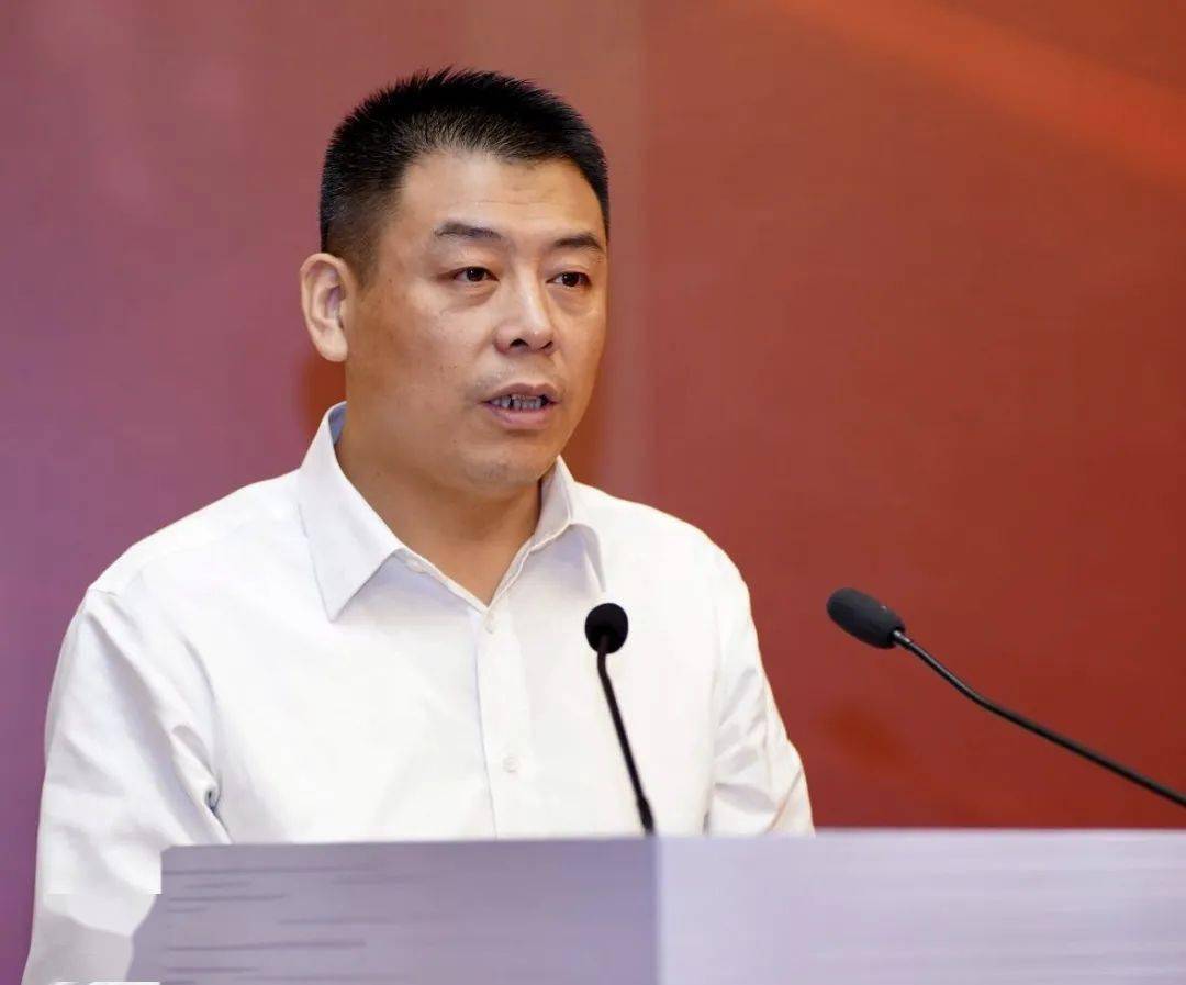 中国中车副总裁王宫成,总裁助理宁文泽,大连市住建局副局长孙宏伟