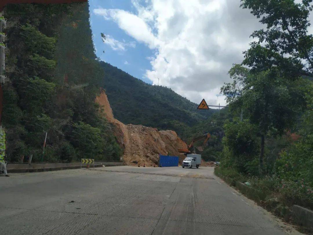 安溪- 龙涓这个路段"白改黑"施工中,过往车辆请注意