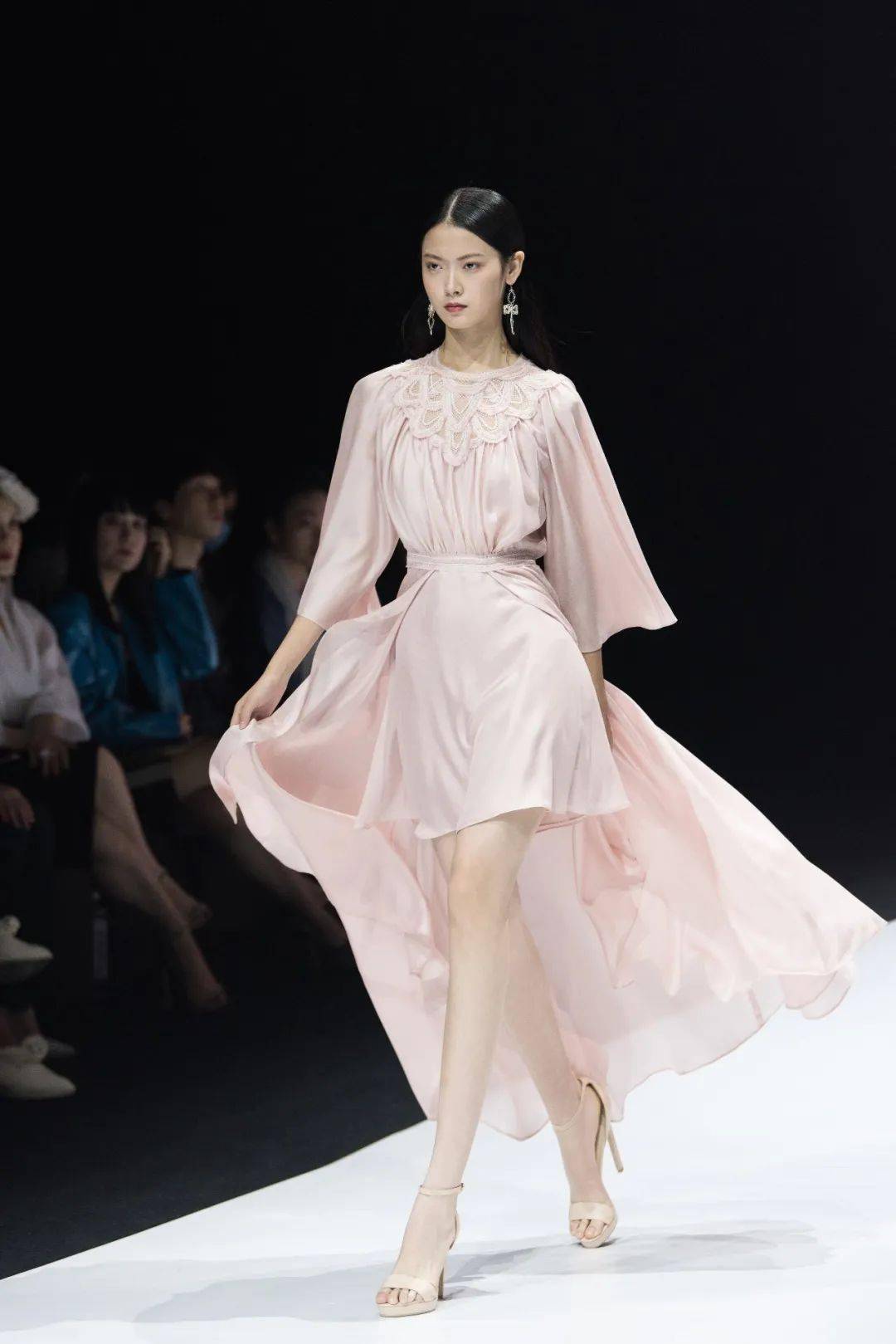 北服校友陈野槐unity融系列大秀亮相北京时装周