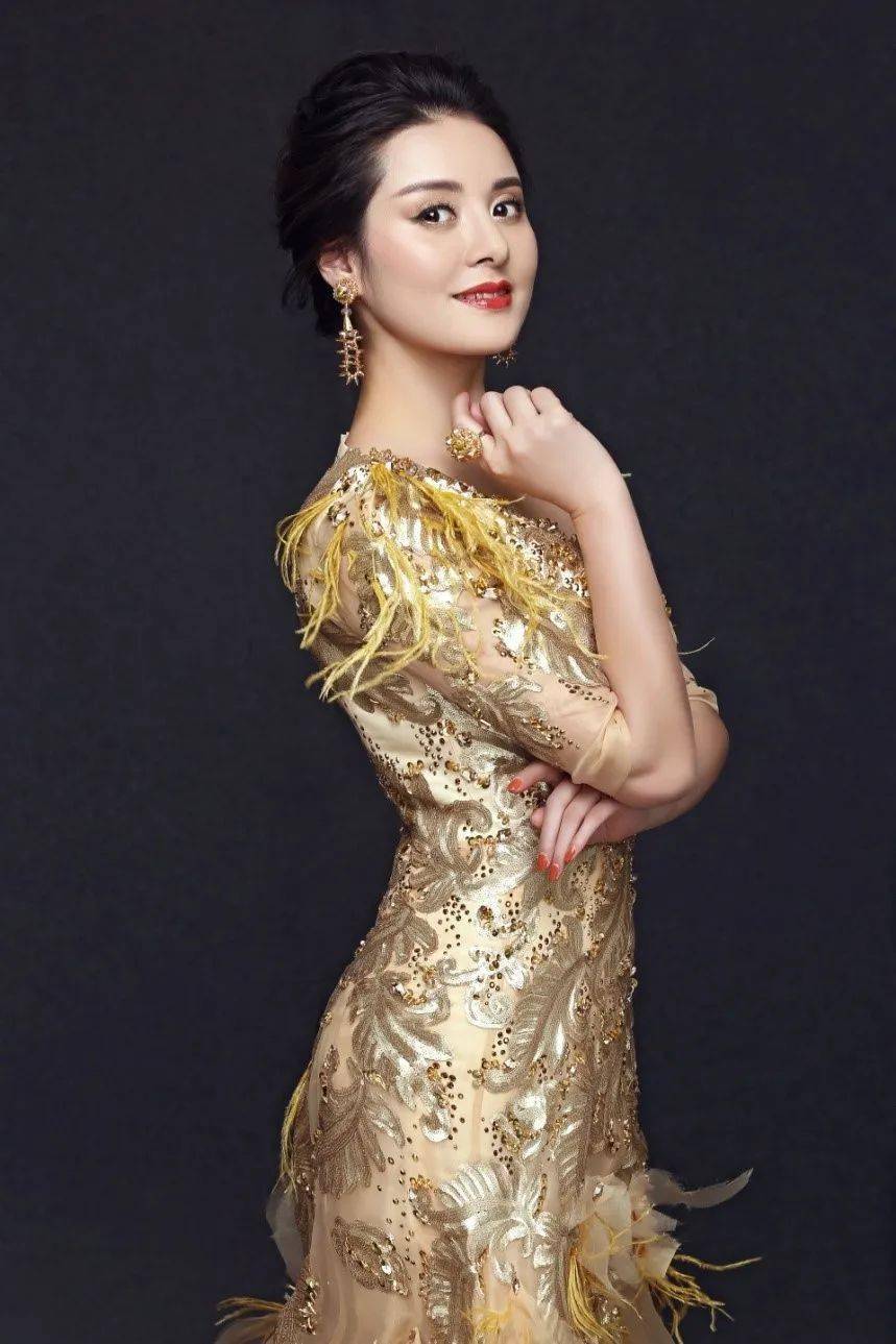 独唱/王倩王倩,中国民族声乐艺术研究会会员,四川交响乐团青年女高音