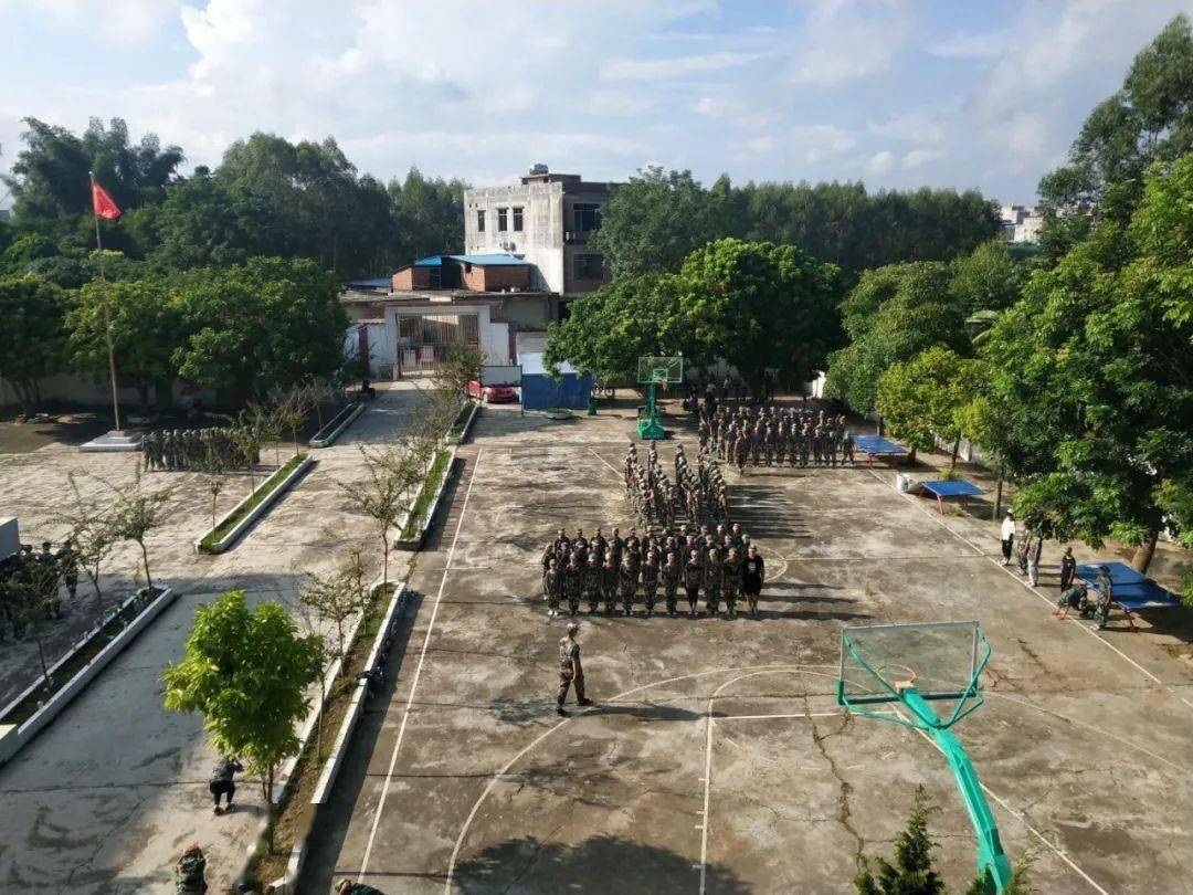 让青春与迷彩相伴那彭中学初一高一新生军训系列报道