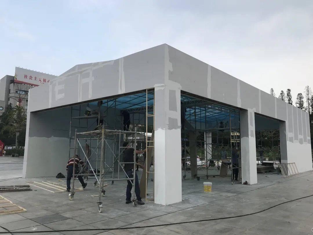 襄投展位搭建中,忙碌的身影只为迎接你的到来