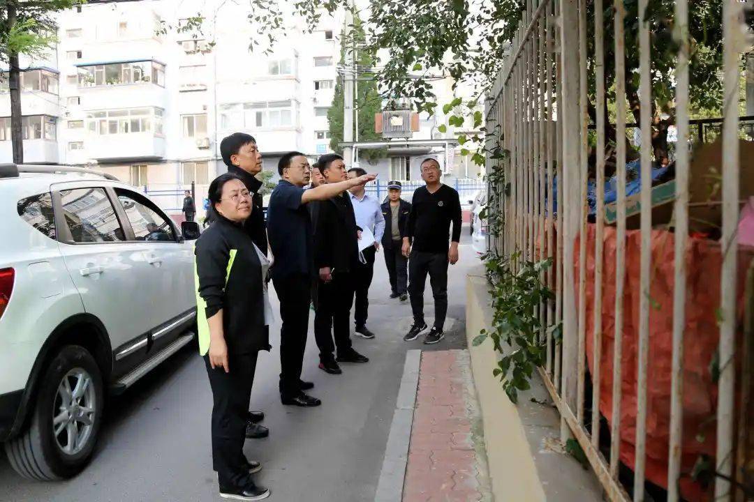 刘彦鸿带队到主次干道和背街小巷指导督导创卫工作