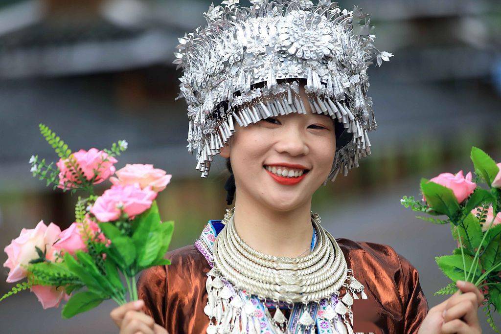 广西柳州:苗族村寨庆丰收 姑娘递上"拦门酒"