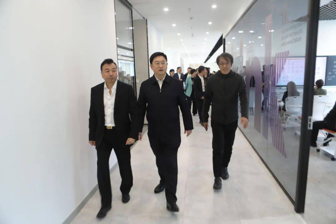 浑南区委书记单义到华狐(中国)集团公司调研