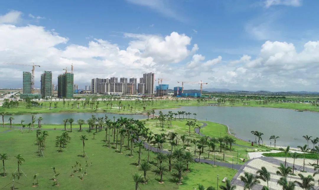 珠海平沙新城中心公园 占地面积约42万平方米 包括中心大广场,荷塘