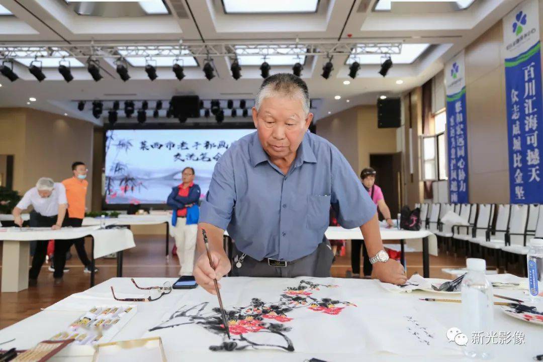 辉光日新941这里是莱西市老干部书画家协会交流笔会现场
