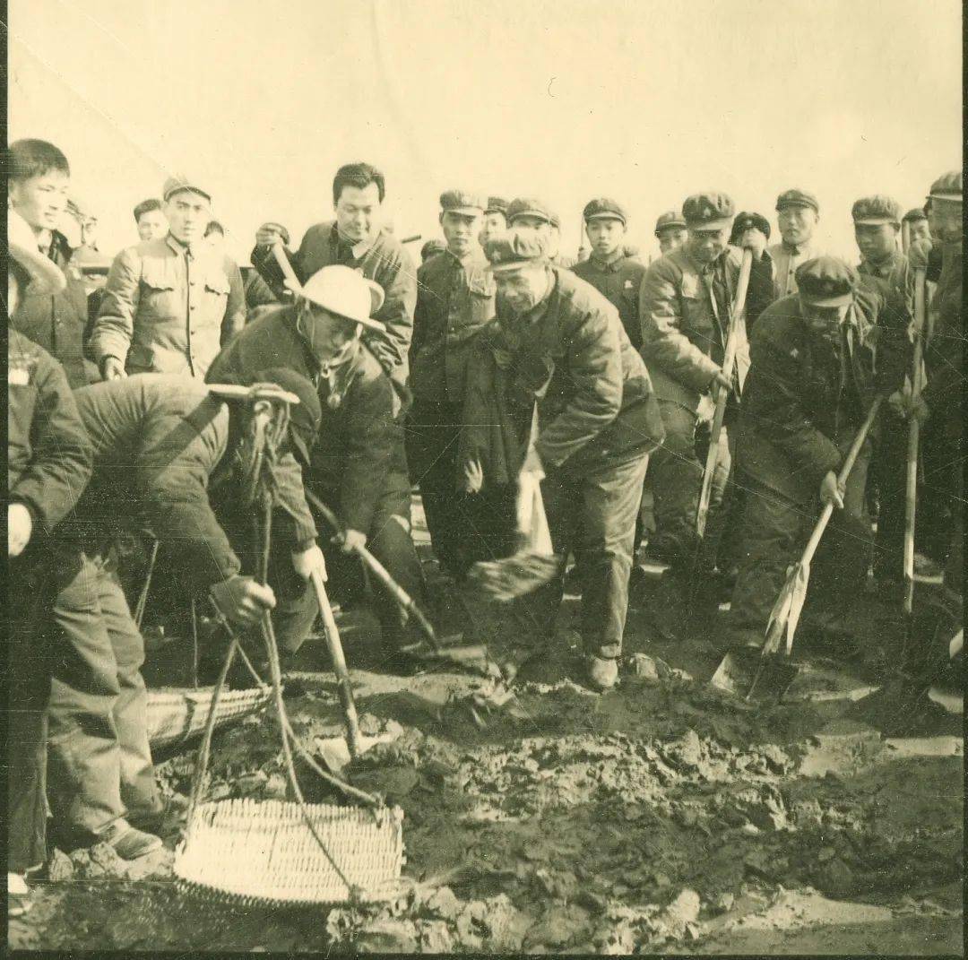 搭建的"芦席棚"和"干打垒"里,领导同志也和工人们一起住在"芦席棚",上