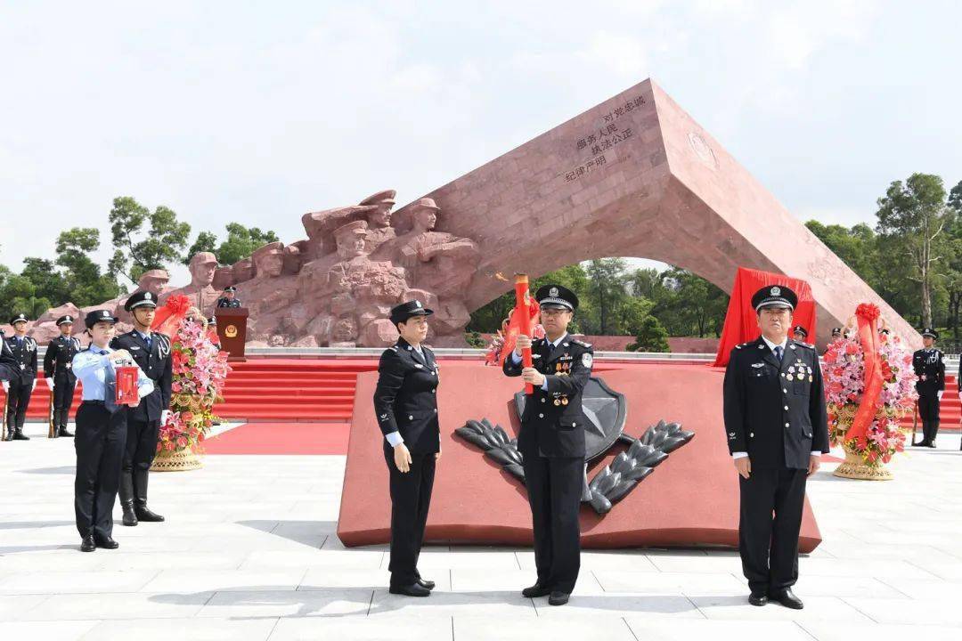广东公安英雄广场落成