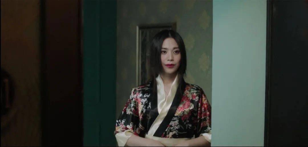 摩天大楼里的男人独白关于钱性和背叛