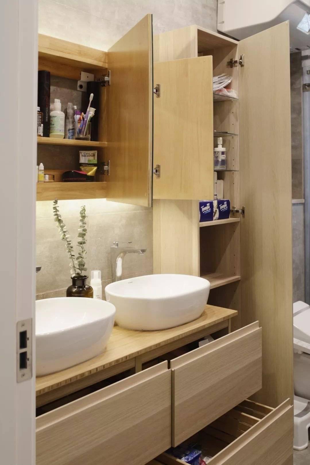 卫生间就一洗漱柜太小了 在旁边打一排高柜