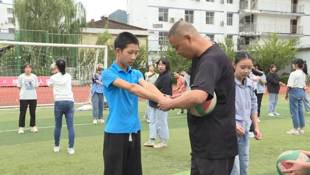 崇川教师冯锋心系留坝千里支教