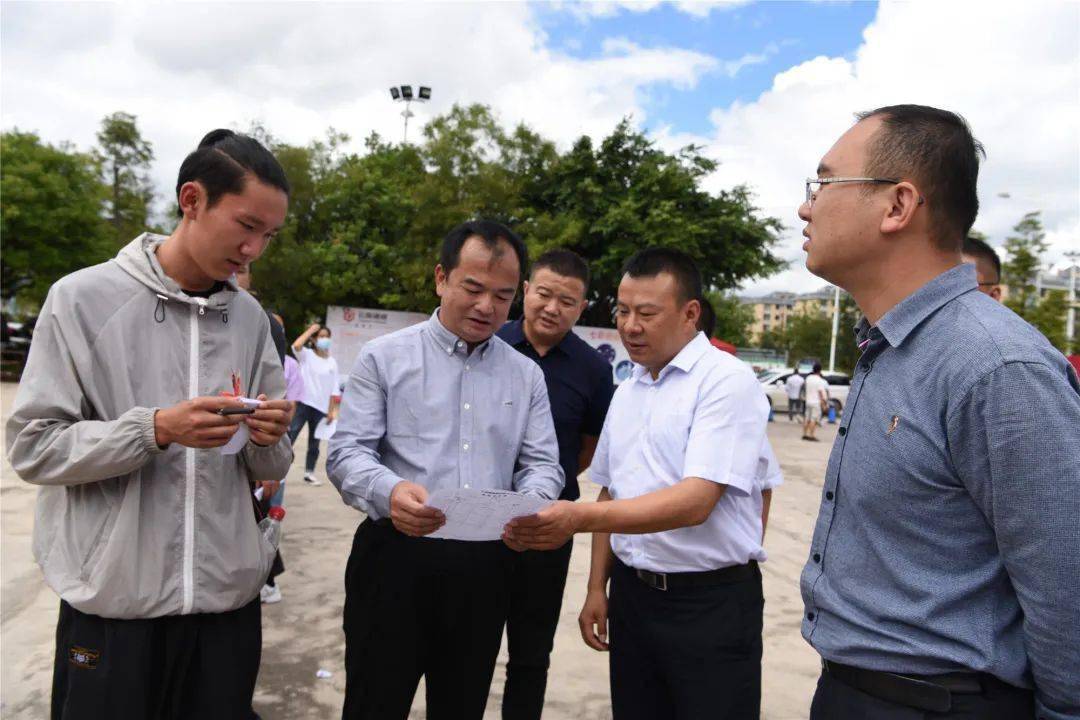 参会领导现场了解求职者情况活动中,苏格非书记,范喜县长,杜总及各位