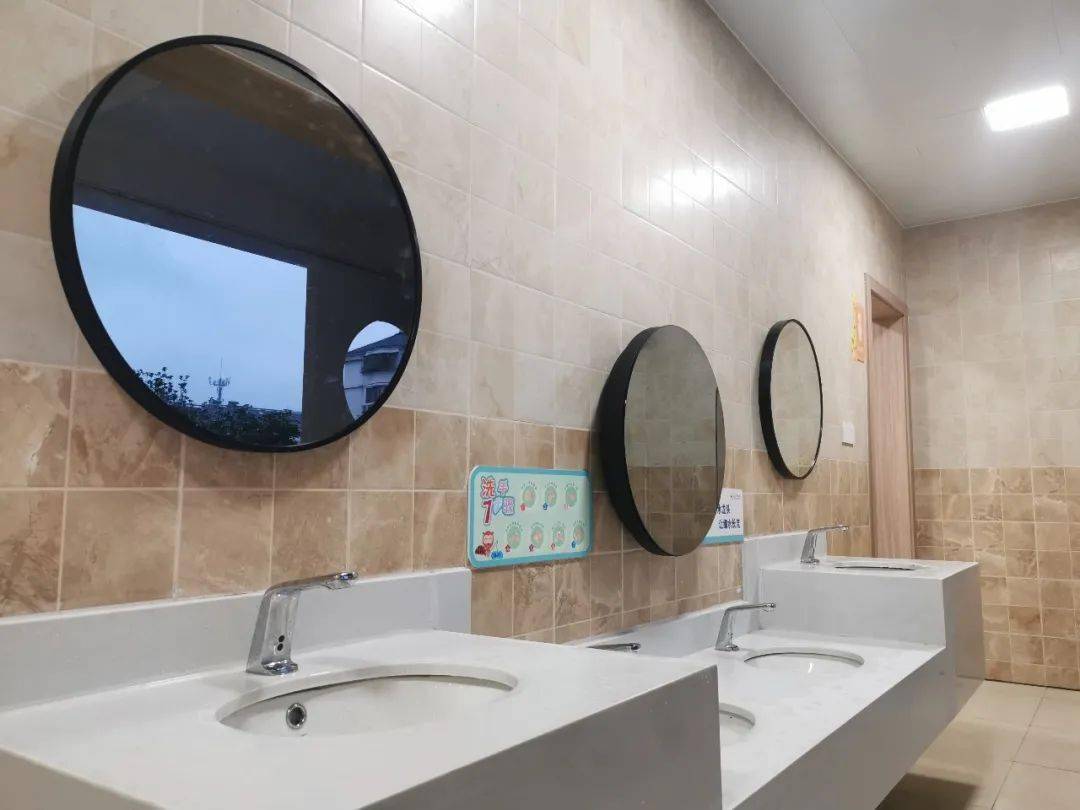 在这里洗手间的镜子会唱歌