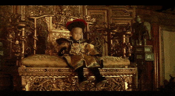 《末代皇帝》剧照因此,电影中呈现的服装,道具和场景,几乎都和溥仪