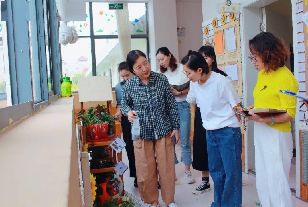 装饰,景幼本部和分园的夏老师分两天实地查看了在朱倩园长的陪同下