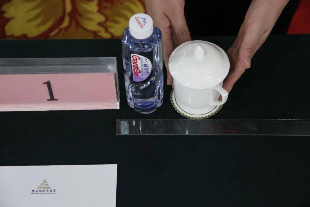 会议筹备期:场地摆设,桌布椅套整理,桌面物品摆放,标线定位等.