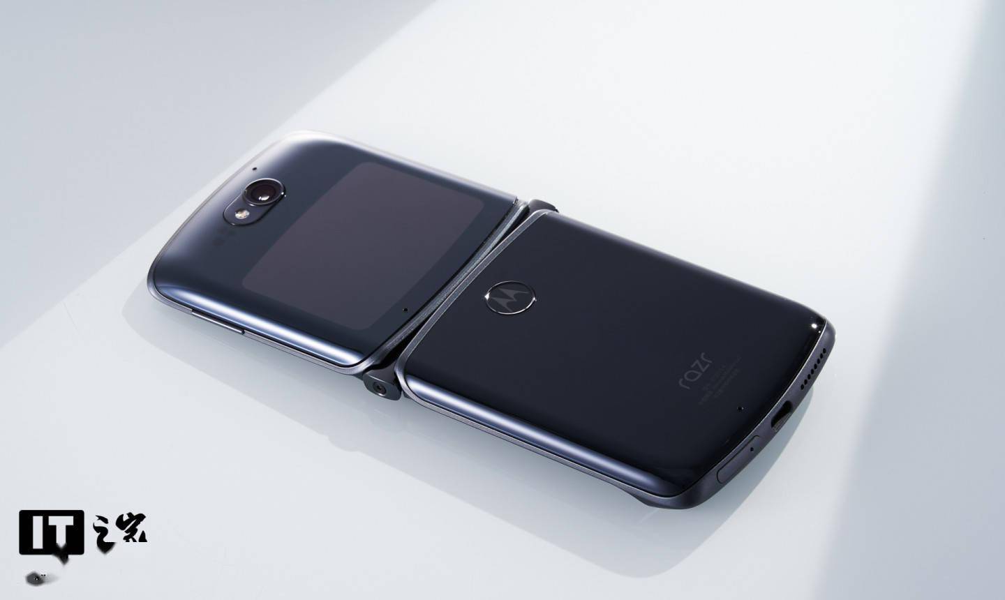 it之家开箱摩托罗拉razr5g折叠手机开箱图赏