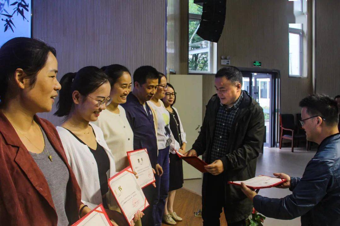 青蓝共进壮我新中缙云县新建中学举行2020学年班主任师徒结对仪式
