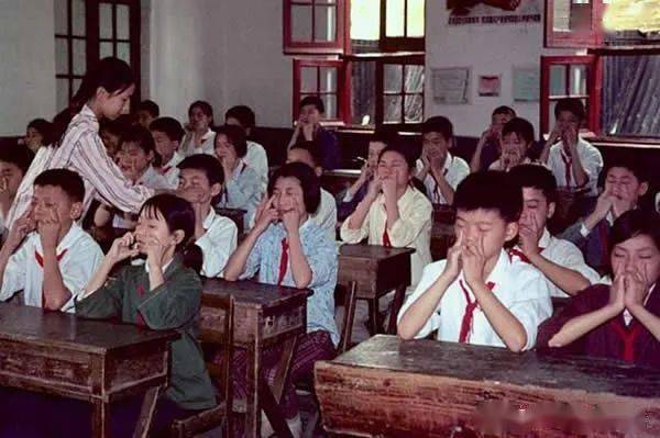 一组70年代拍摄的小学生老照片60后70后的回忆