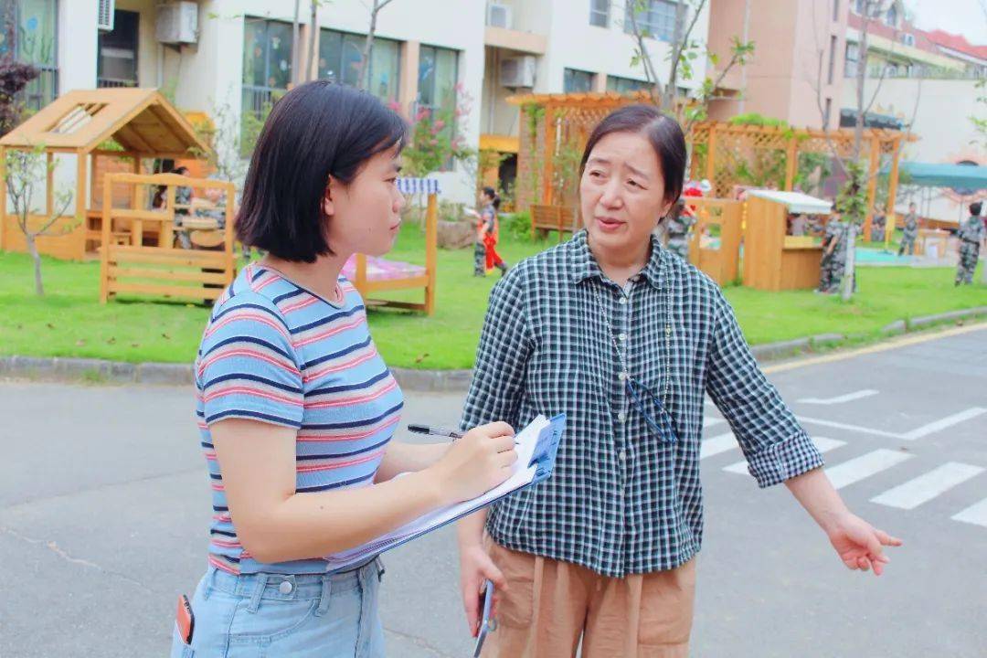 夏老师深入班级中,认真观摩我园班级活动,从专业的角度,针对教师的