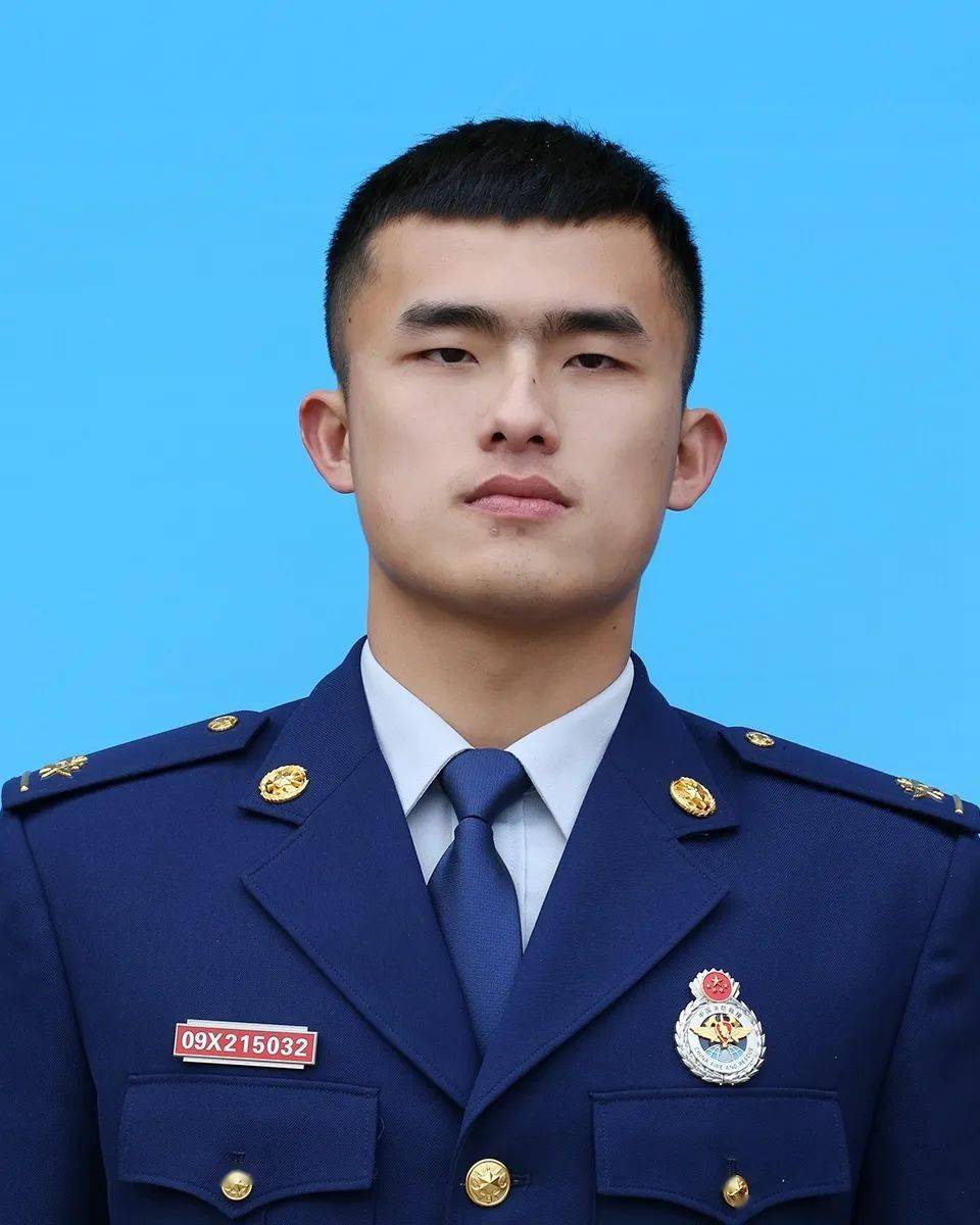 照片留下青春的记忆时光带不走的仪式结束后,支队领导与退出消防员