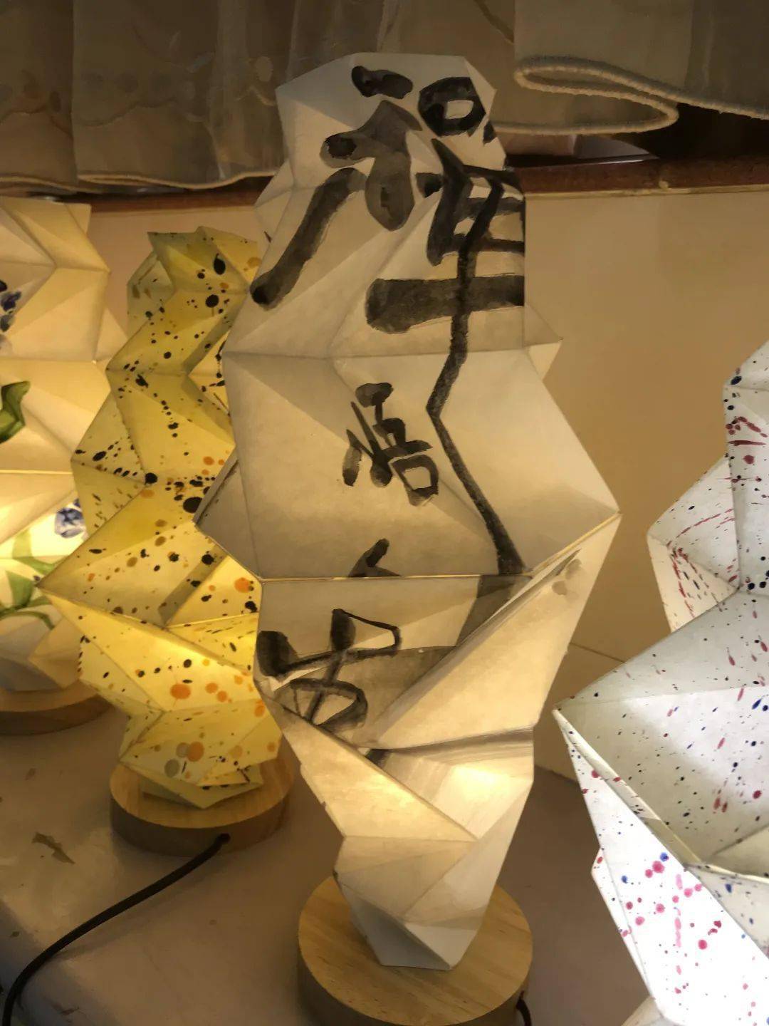 在秋天一万盏明灯都开放