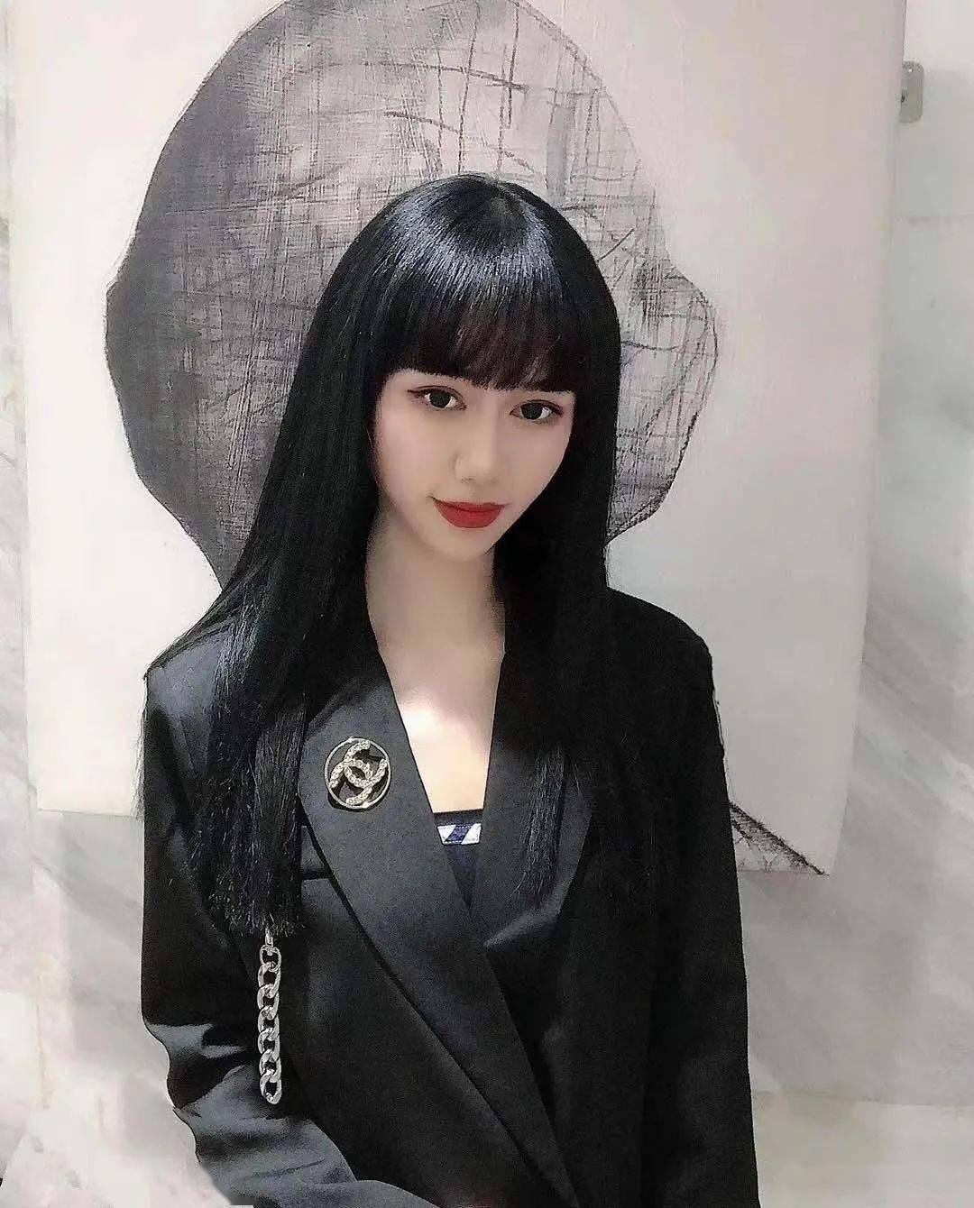 清晨起来梳顺就行,直长发最大的特点就是好打理,会更好看.