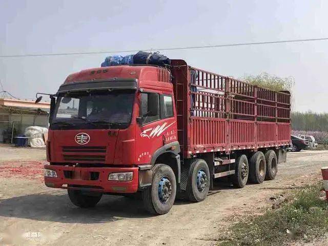 实拍7年前的5轴解放奥威j5p载货车车主说这是辆绝版摇钱树