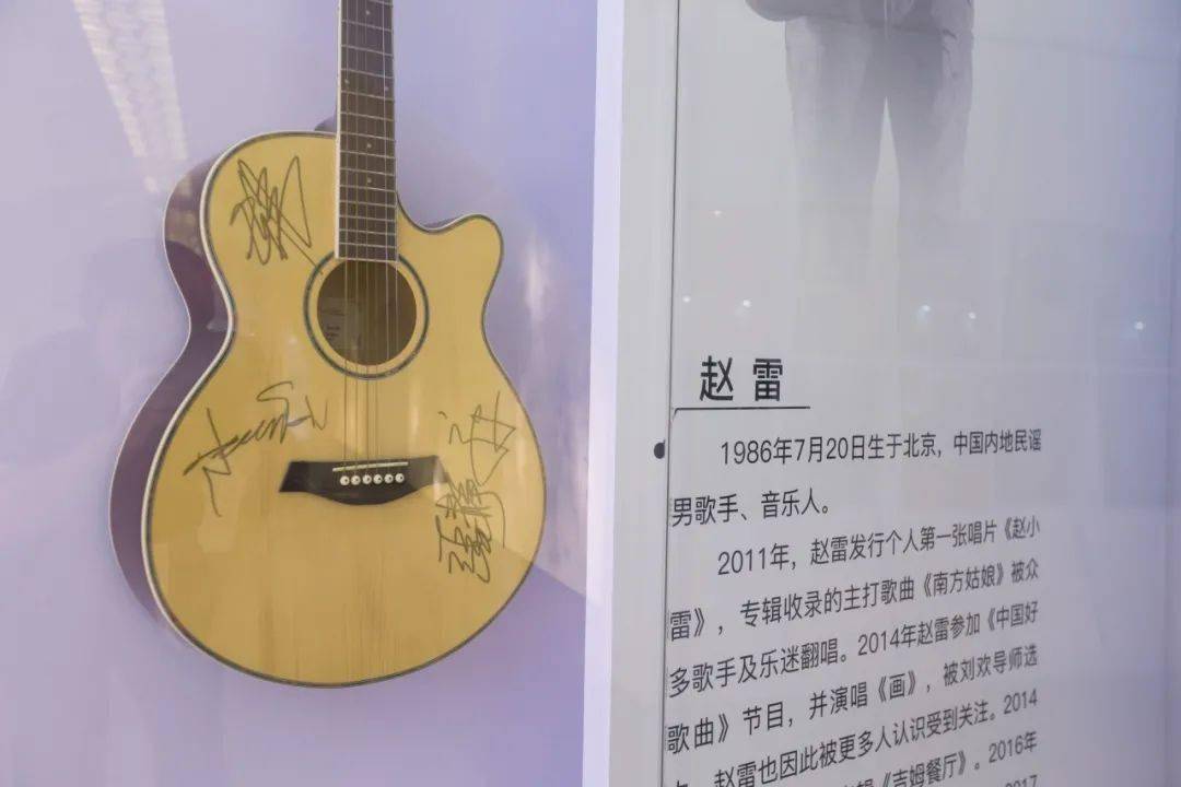 上面有50年来最具代表性的乐坛明星签名合院的星光大道里有着超大的