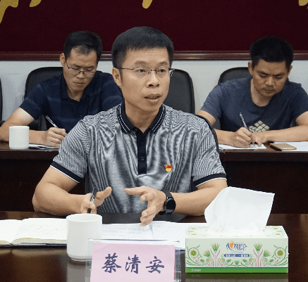 镇党委书记蔡清安结合石井工作实际,就扫黑除恶专项斗争工作提出几点