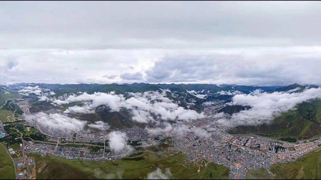 8月,玉树嘉塘草原迎来了一年中的"黄金季节",蓝天