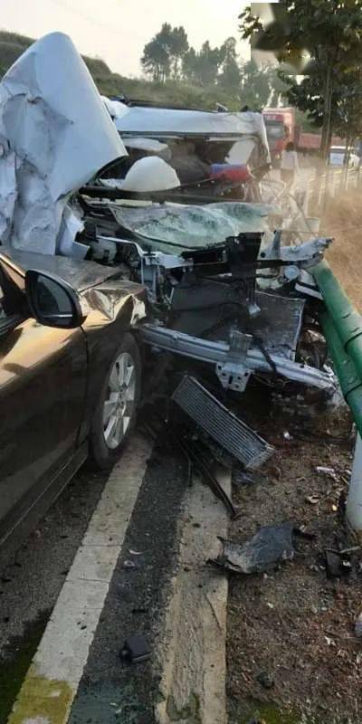 现场事发淅川金河3车相撞怼的稀巴烂