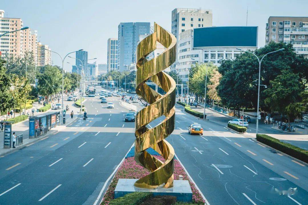 中关村位于四环,汇聚了全北京最强的人才力量,坐拥清华,北大,人大等