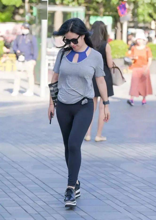 有粗腿的女孩,健美裤将会是你的"福将",显瘦时髦两不误!_美女